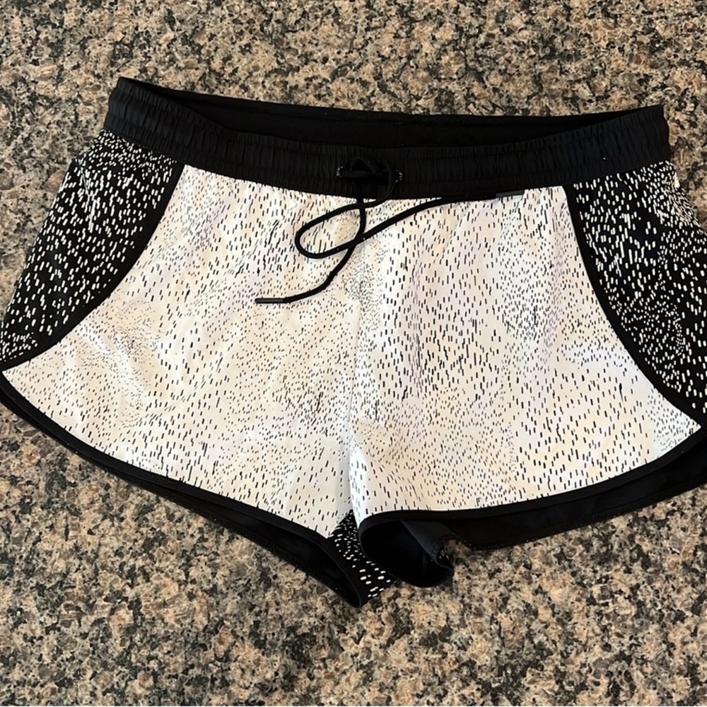 Fabletics black&white speckle shorts size L EUC
